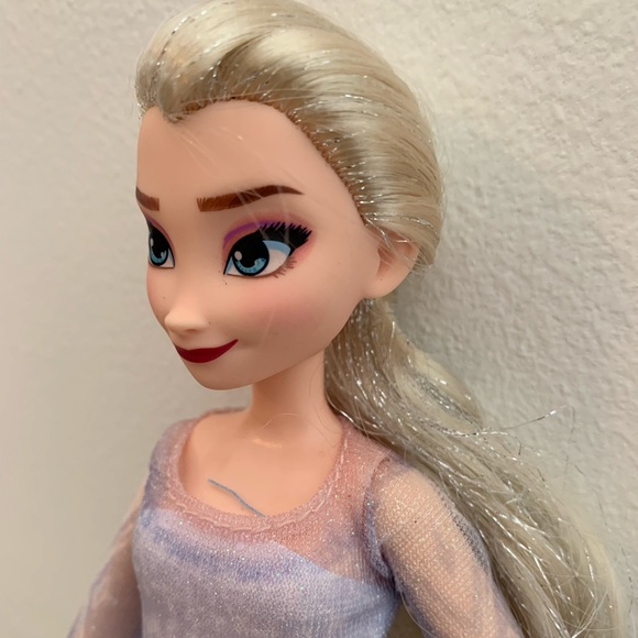 DISNEY FROZEN 2 ELSA DOLL W/ ICE POWERS & EXTRA DRESS - Picture 5 of 7